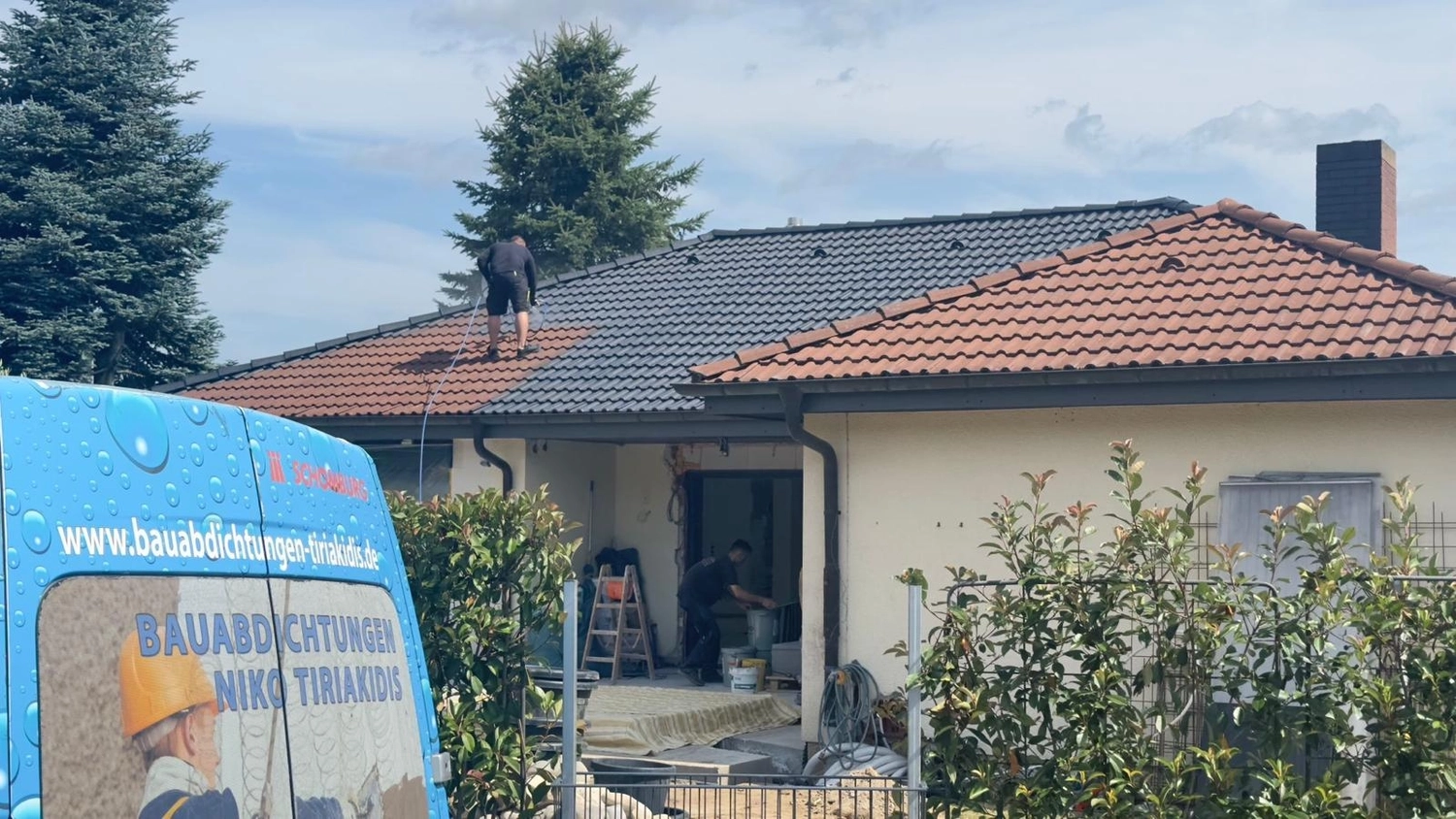 Bauabdichtungen- Bausanierungen Tiriakidis -  Komplette Renovierungsdienstleistungen – Dachziegel reinigen und neu versiegeln