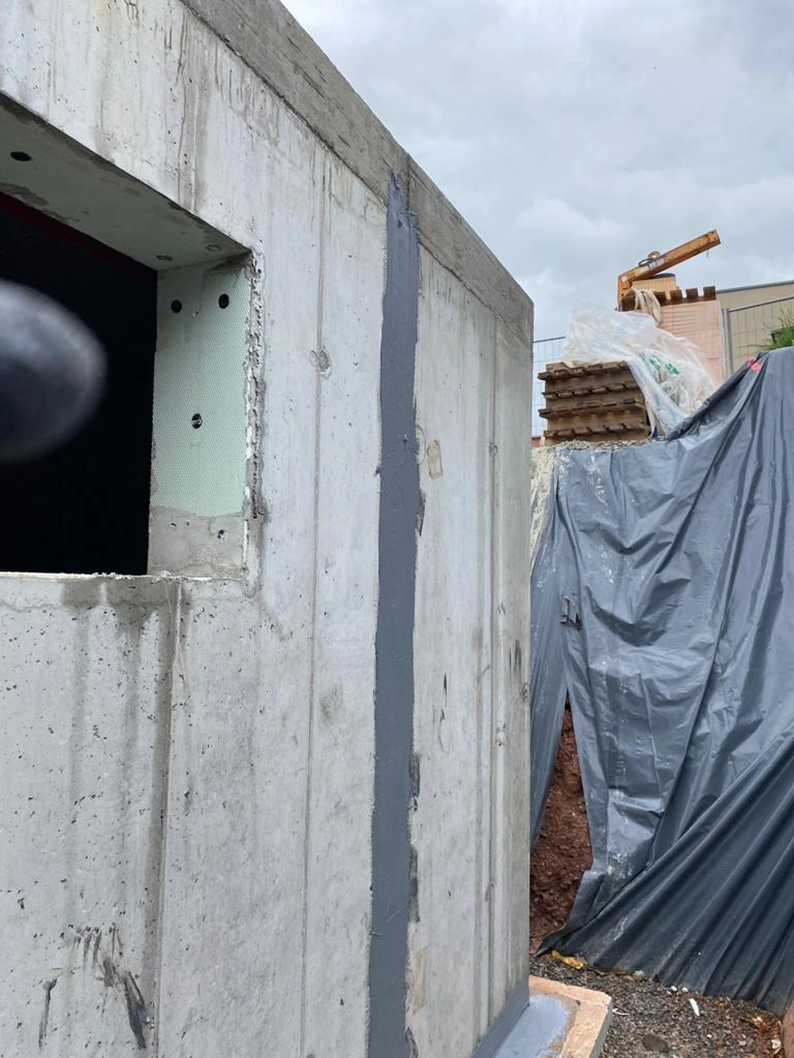 Bauabdichtungen- Bausanierungen Tiriakidis -  Komplette  Renovierungsdienstleistungen – Kellerabdichtung Bitumen plus Dämmung