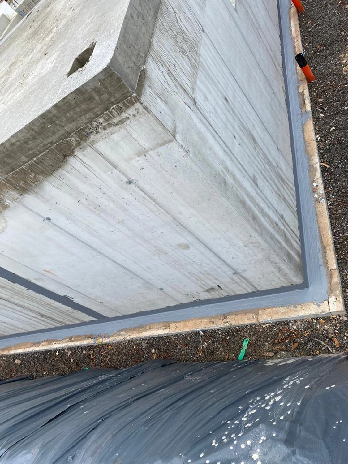 Bauabdichtungen- Bausanierungen Tiriakidis -  Komplette  Renovierungsdienstleistungen – Kellerabdichtung Bitumen plus Dämmung