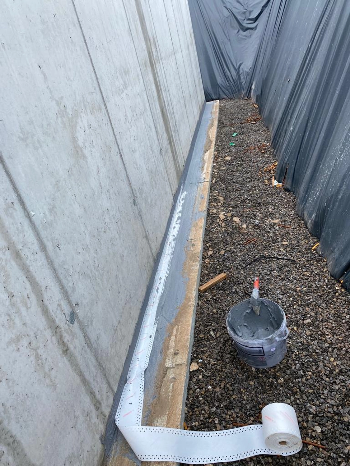 Bauabdichtungen- Bausanierungen Tiriakidis -  Komplette  Renovierungsdienstleistungen – Kellerabdichtung Bitumen plus Dämmung