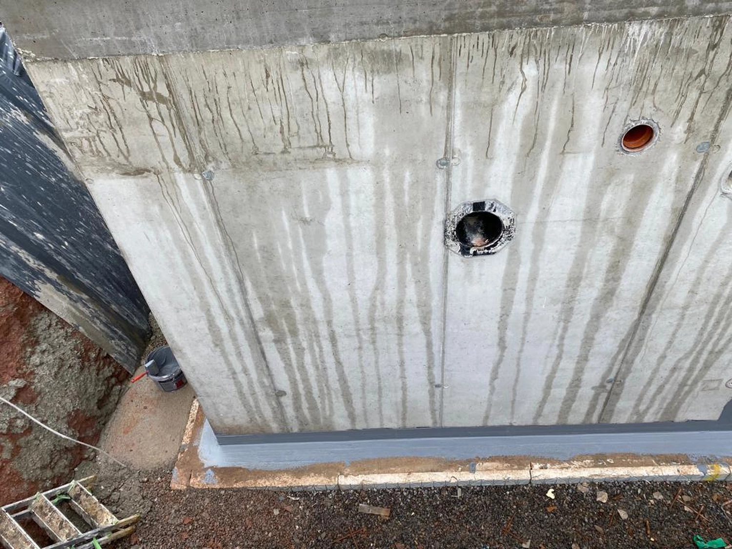 Bauabdichtungen- Bausanierungen Tiriakidis -  Komplette  Renovierungsdienstleistungen – Kellerabdichtung Bitumen plus Dämmung