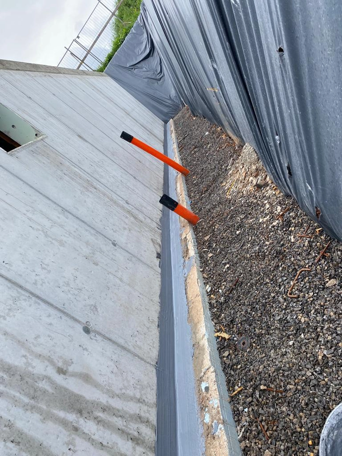 Bauabdichtungen- Bausanierungen Tiriakidis -  Komplette  Renovierungsdienstleistungen – Kellerabdichtung Bitumen plus Dämmung