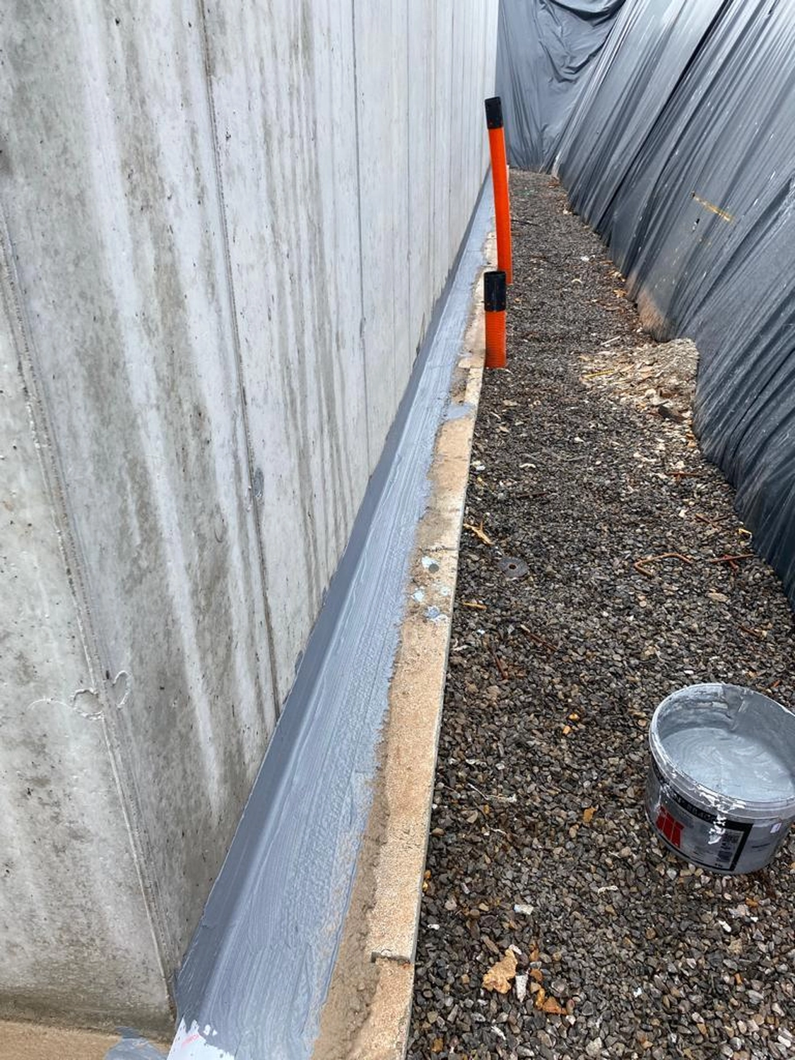 Bauabdichtungen- Bausanierungen Tiriakidis -  Komplette  Renovierungsdienstleistungen – Kellerabdichtung Bitumen plus Dämmung