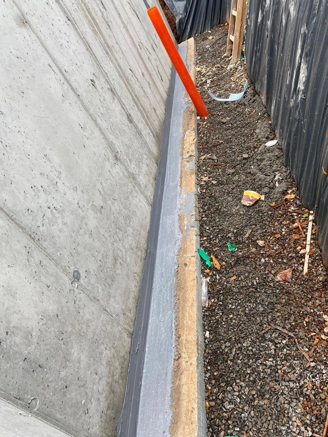 Bauabdichtungen- Bausanierungen Tiriakidis -  Komplette  Renovierungsdienstleistungen – Kellerabdichtung Bitumen plus Dämmung