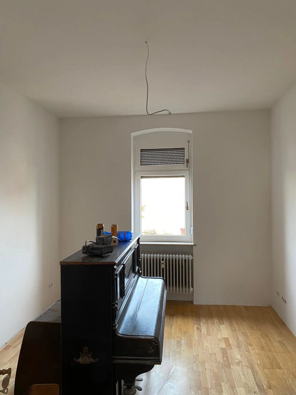 Bauabdichtungen- Bausanierungen Tiriakidis -  Komplette Renovierungsdienstleistungen – Klavier in einem Raum mit Holzboden