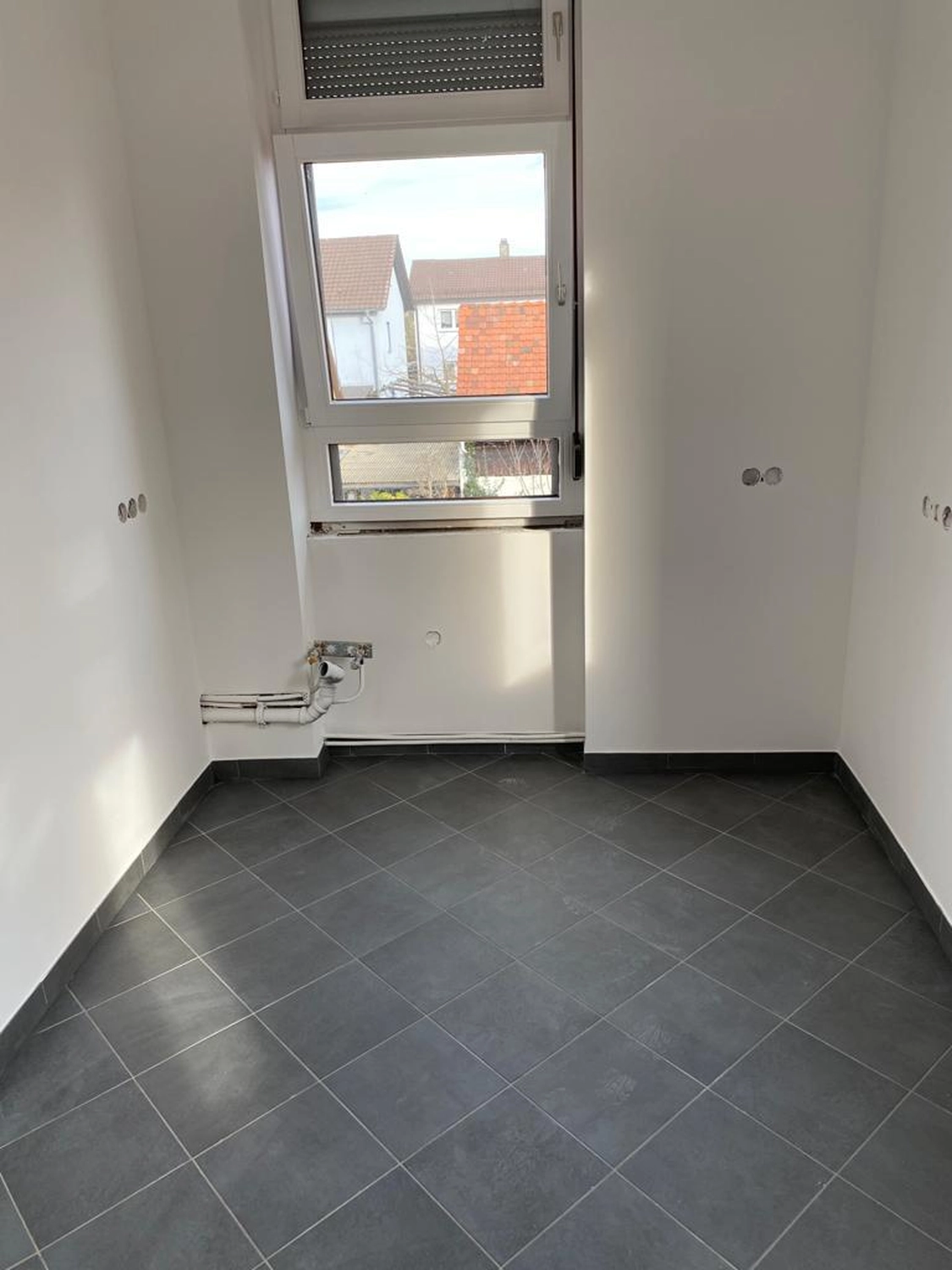 Bauabdichtungen- Bausanierungen Tiriakidis -  Komplette Renovierungsdienstleistungen – Graue Fliesenarbeiten