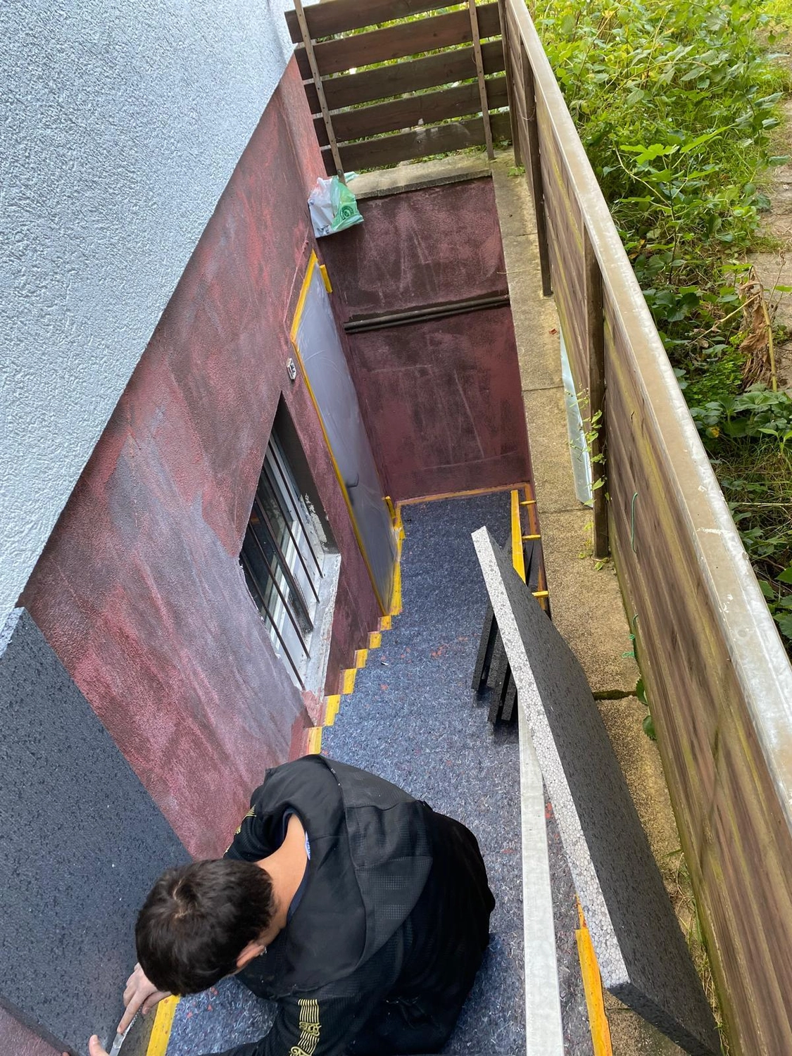 Bauabdichtungen- Bausanierungen Tiriakidis -  Komplette Renovierungsdienstleistungen – Fassaden arbeiten- Treppenabgang