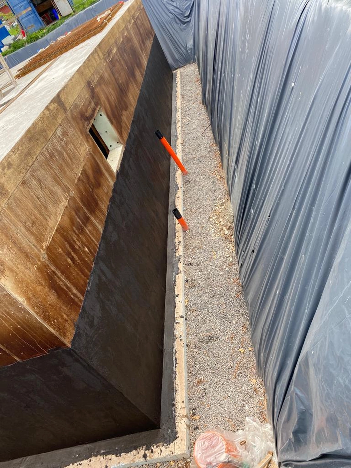 Bauabdichtungen- Bausanierungen Tiriakidis -  Komplette  Renovierungsdienstleistungen – Kellerabdichtung Bitumen plus Dämmung