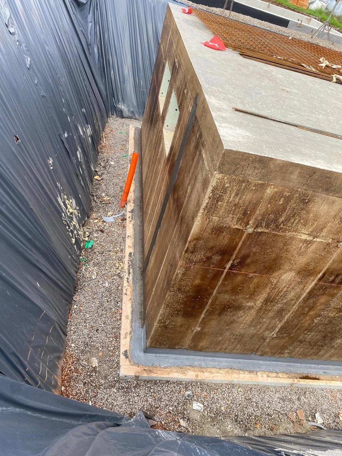 Bauabdichtungen- Bausanierungen Tiriakidis -  Komplette  Renovierungsdienstleistungen – Kellerabdichtung Bitumen plus Dämmung