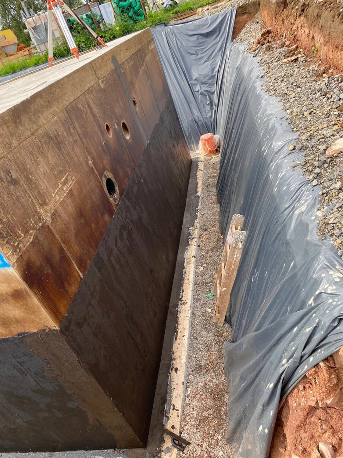 Bauabdichtungen- Bausanierungen Tiriakidis -  Komplette  Renovierungsdienstleistungen – Kellerabdichtung Bitumen plus Dämmung