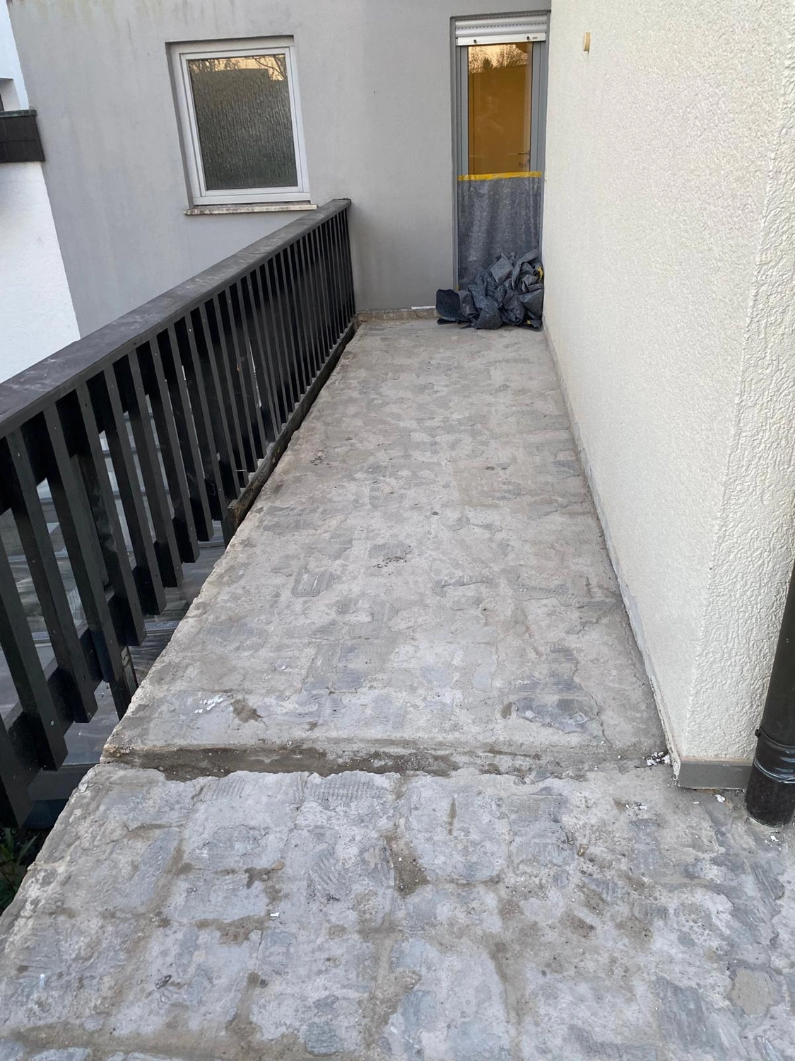 Bauabdichtungen- Bausanierungen Tiriakidis -  Komplette  Renovierungsdienstleistungen – Boden Beschichtigungen