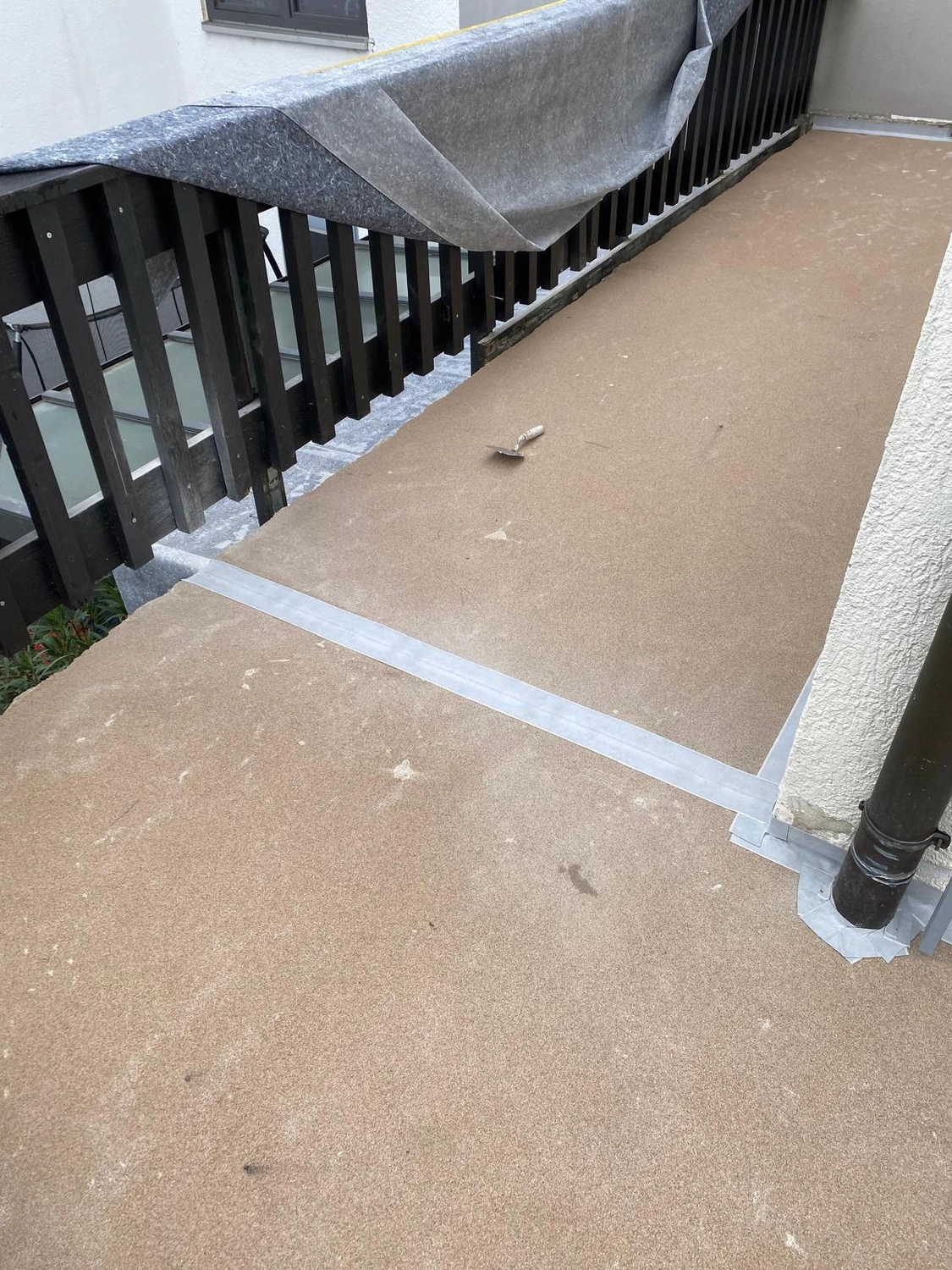 Bauabdichtungen- Bausanierungen Tiriakidis -  Komplette  Renovierungsdienstleistungen – Boden Beschichtigungen