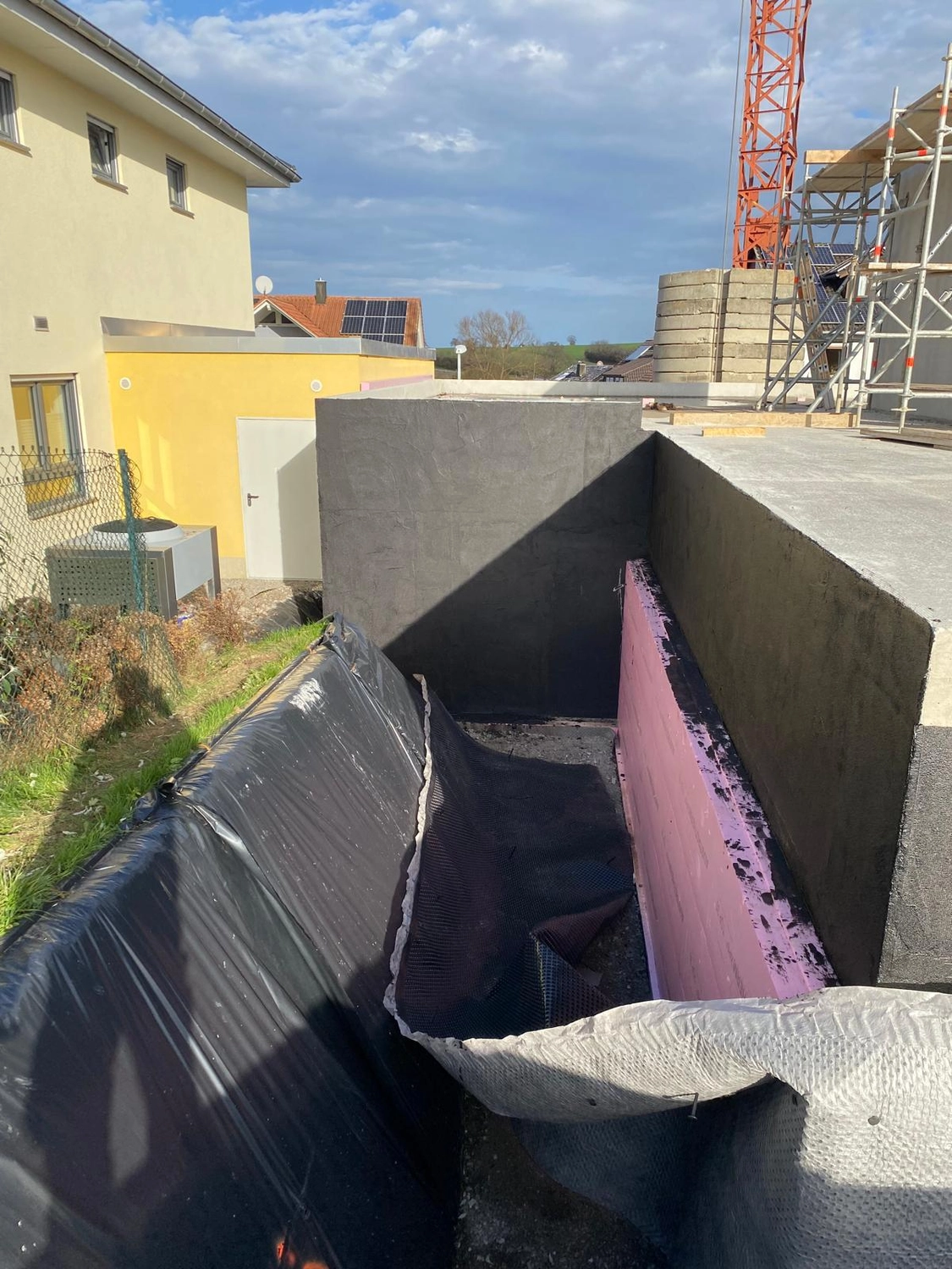 Bauabdichtungen- Bausanierungen Tiriakidis -  Komplette  Renovierungsdienstleistungen – Kellerabdichtung Bitumen plus Dämmung