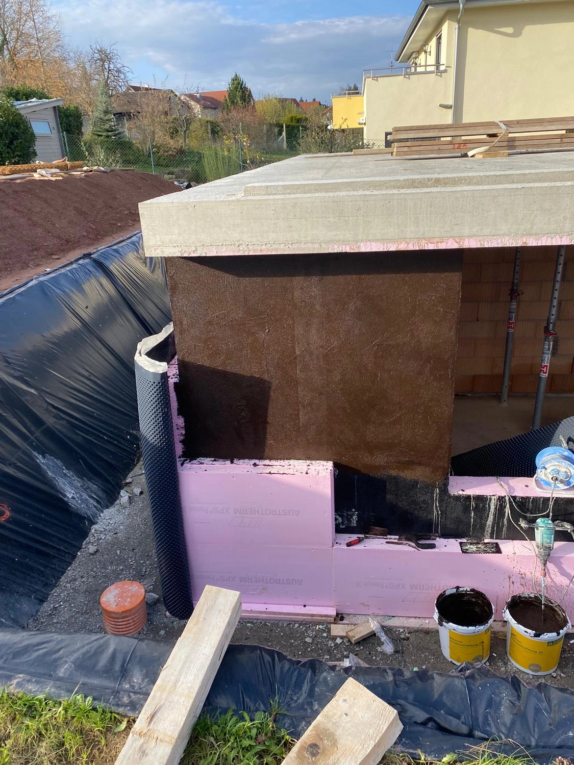 Bauabdichtungen- Bausanierungen Tiriakidis -  Komplette  Renovierungsdienstleistungen – Kellerabdichtung Bitumen plus Dämmung