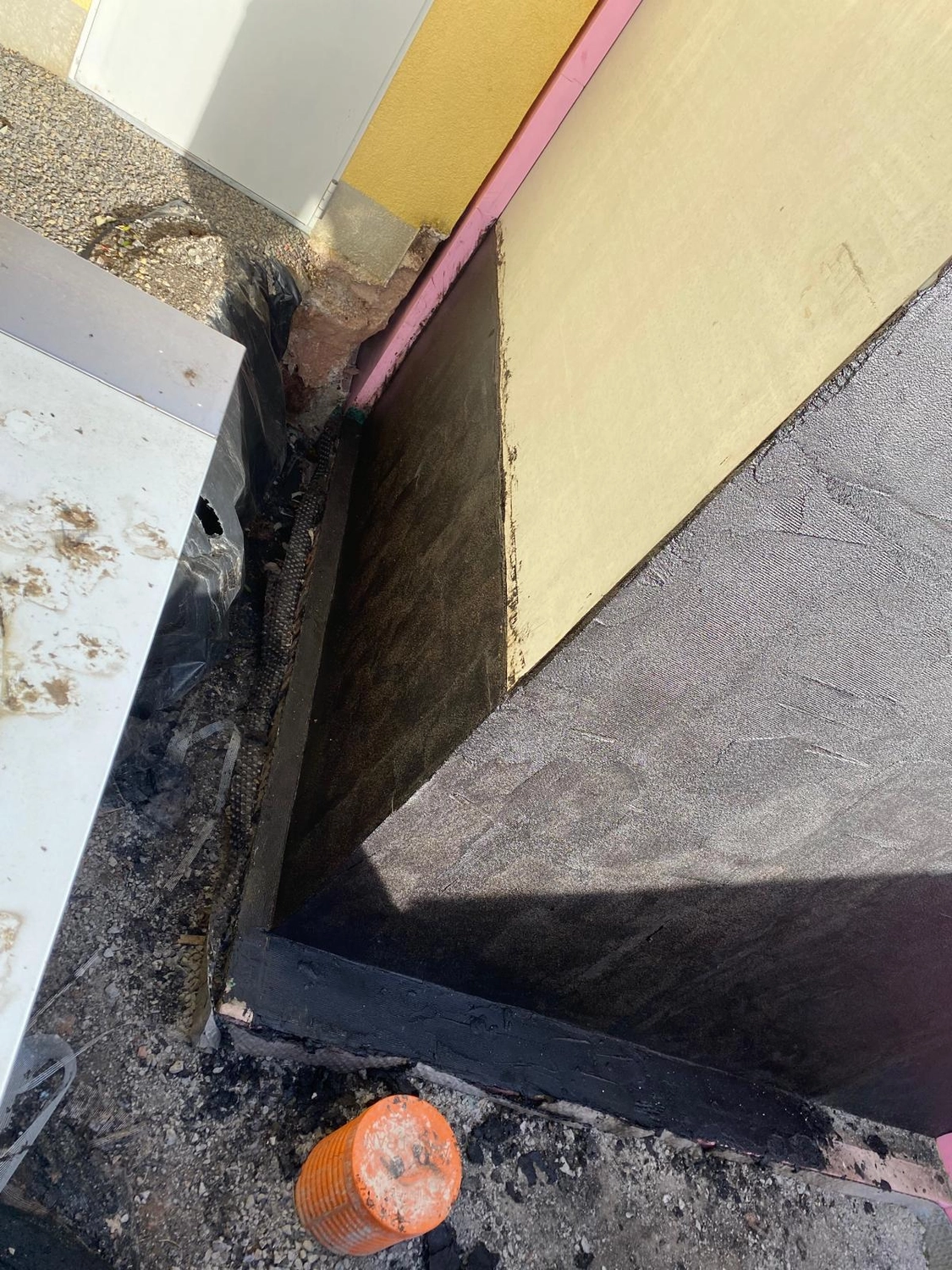 Bauabdichtungen- Bausanierungen Tiriakidis -  Komplette  Renovierungsdienstleistungen – Kellerabdichtung Bitumen plus Dämmung