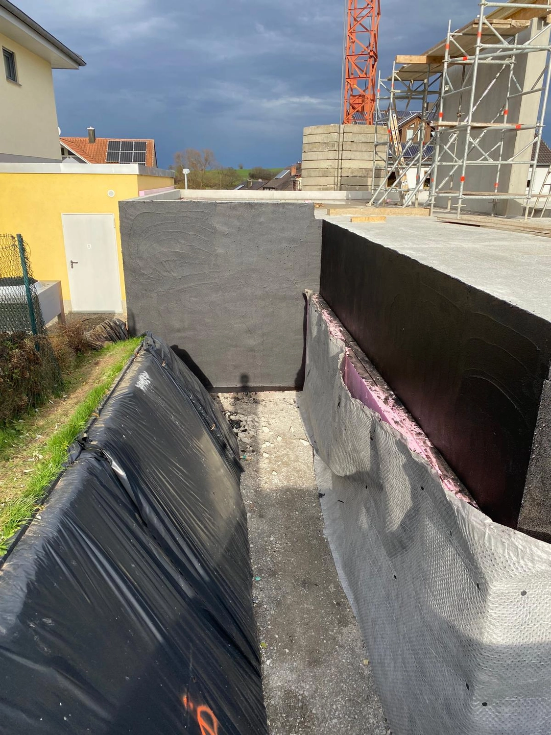 Bauabdichtungen- Bausanierungen Tiriakidis -  Komplette  Renovierungsdienstleistungen – Kellerabdichtung Bitumen plus Dämmung