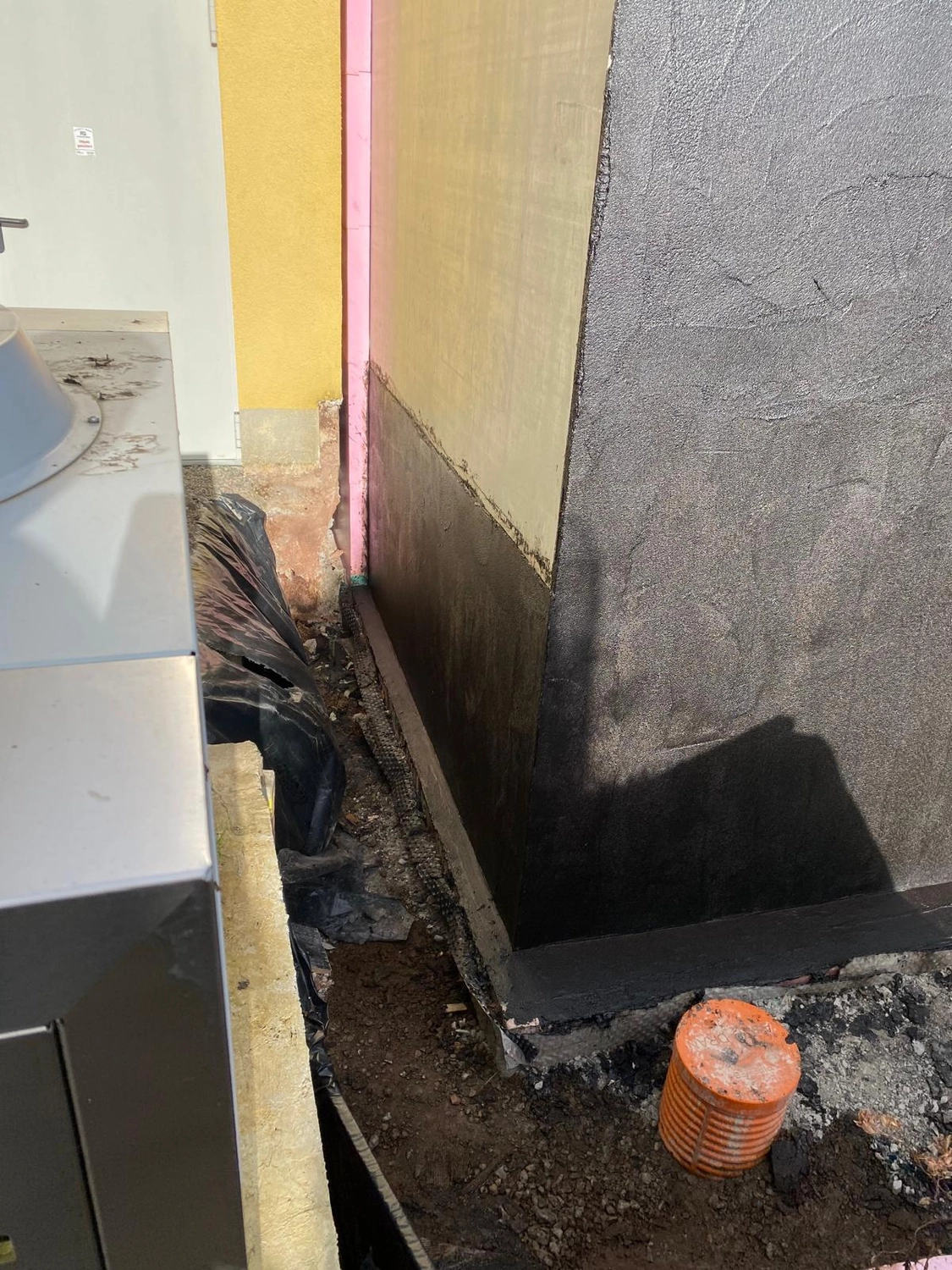 Bauabdichtungen- Bausanierungen Tiriakidis -  Komplette  Renovierungsdienstleistungen – Kellerabdichtung Bitumen plus Dämmung