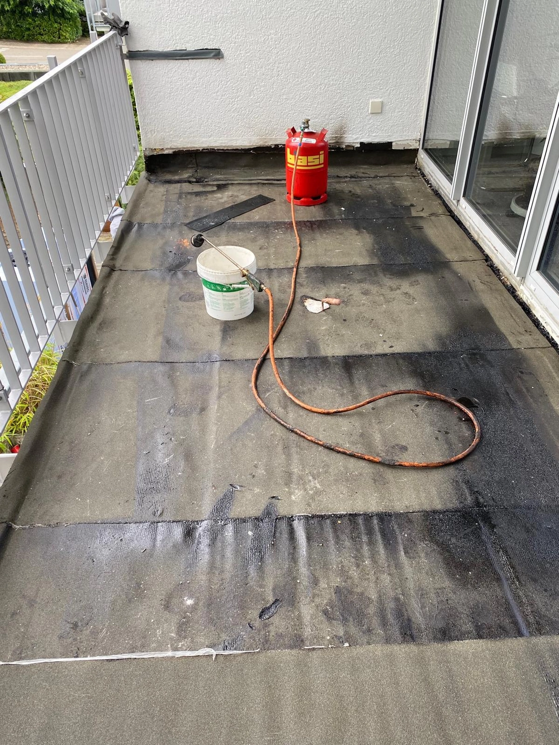 Bauabdichtungen- Bausanierungen Tiriakidis -  Komplette Renovierungsdienstleistungen – Flachdach - Balkon Schweißbahnen verlegen