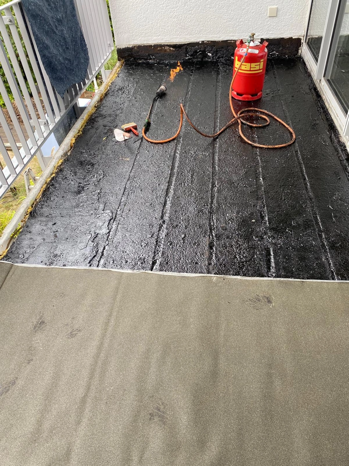 Bauabdichtungen- Bausanierungen Tiriakidis -  Komplette Renovierungsdienstleistungen – Flachdach - Balkon Schweißbahnen verlegen