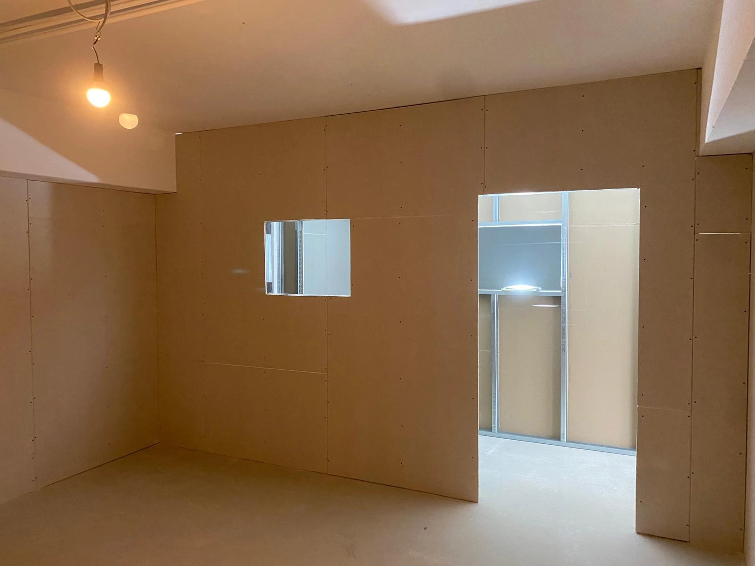 Bauabdichtungen- Bausanierungen Tiriakidis -  Komplette Renovierungsdienstleistungen – Raumaufteilung mit Karton und Fenster und Tür darin