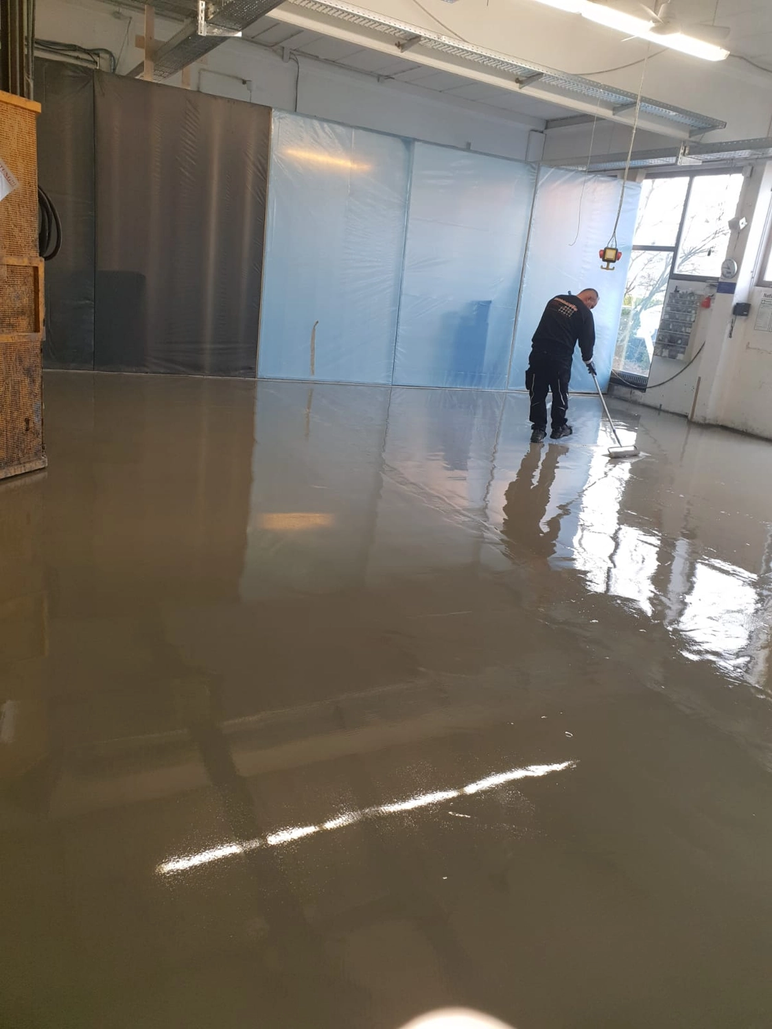 Bauabdichtungen- Bausanierungen Tiriakidis -  Komplette  Renovierungsdienstleistungen – Boden Beschichtigungen