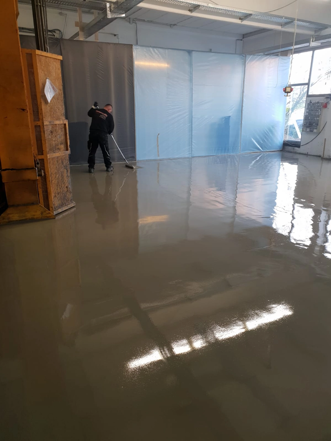 Bauabdichtungen- Bausanierungen Tiriakidis -  Komplette  Renovierungsdienstleistungen – Boden Beschichtigungen