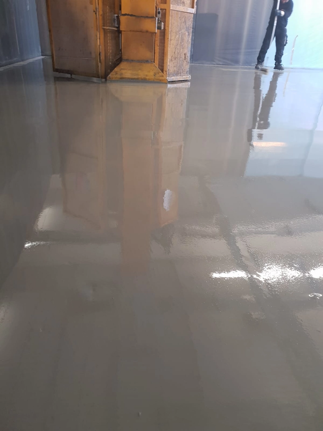 Bauabdichtungen- Bausanierungen Tiriakidis -  Komplette  Renovierungsdienstleistungen – Boden Beschichtigungen