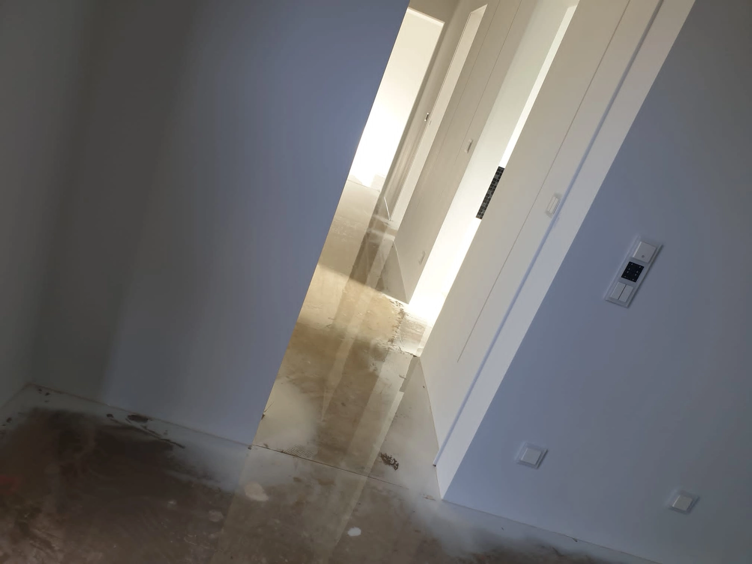 Bauabdichtungen- Bausanierungen Tiriakidis -  Komplette  Renovierungsdienstleistungen – Boden Beschichtigungen