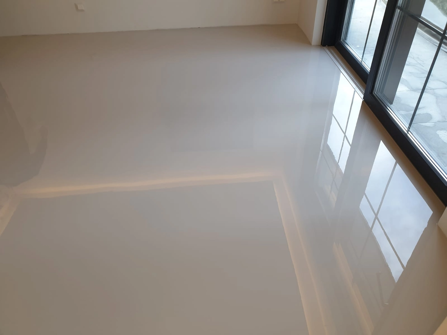 Bauabdichtungen- Bausanierungen Tiriakidis -  Komplette  Renovierungsdienstleistungen – Boden Beschichtigungen