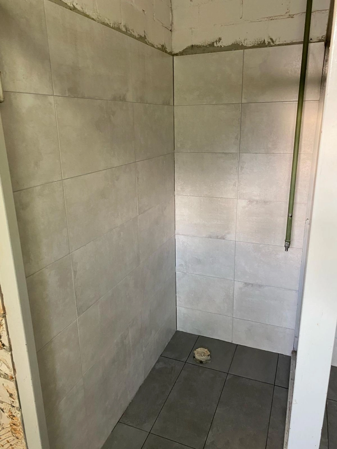 Bauabdichtungen- Bausanierungen Tiriakidis -  Komplette Renovierungsdienstleistungen – Fließen Natursteinarbeiten